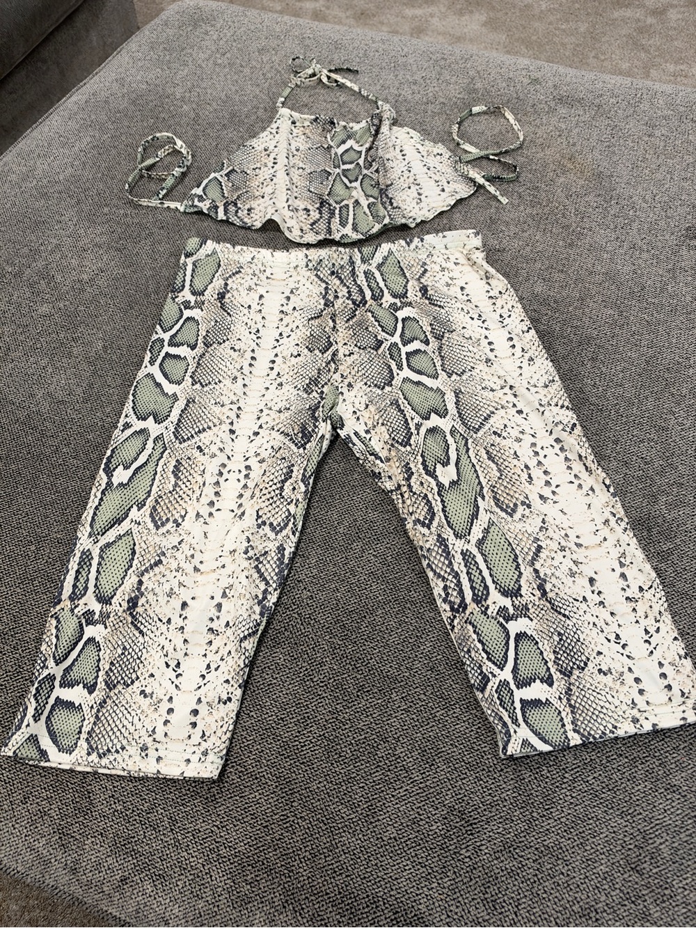 Snake-Print Bandeau Top with Matching High-Waist Capri Leggings - Green/White